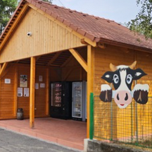 Dřevěný přístřešek se samoobslužnou prodejnou