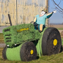 Slaměný traktor před statkem